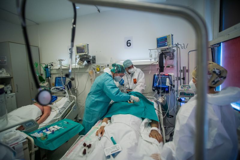 Leálltak a lélegeztetőgépek, három koronavírusos beteg meghalt egy romániai kórházban