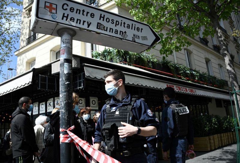 Lövöldöztek egy párizsi kórház előtt, egy ember meghalt