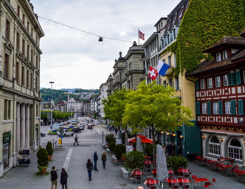 Svájci utópia: ma nyitnak a mozik, éttermek, sőt koncertek is lesznek
