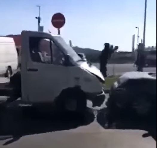 Ámokfutó tört össze több autót, még a rendőröknek is el kellett ugraniuk – videó