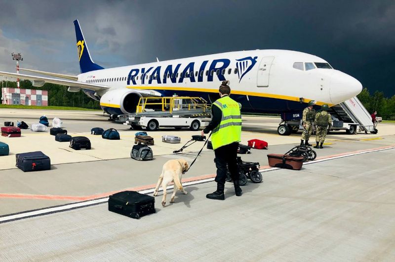 Filmbe illő részletek, nemzetközi botrány: vadászgépekkel földre kényszerítettek egy Ryanair gépet, hogy letartóztassák az egyik utast 