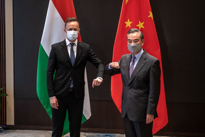Szijjártó állami kitüntetést adott a kínai külügyminiszternek, mert több mint egymillió magyart mentettek meg a kínai vakcinával