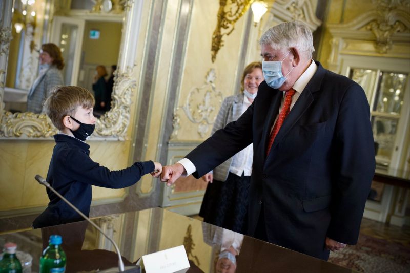 Kásler Miklós gyerekekkel tekintette meg a Szent Koronát a Parlamentben