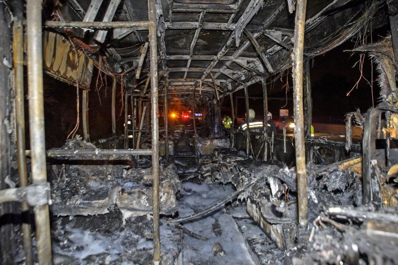 Brutális képek: lángra kapott, és teljesen leégett egy busz az M7-esen