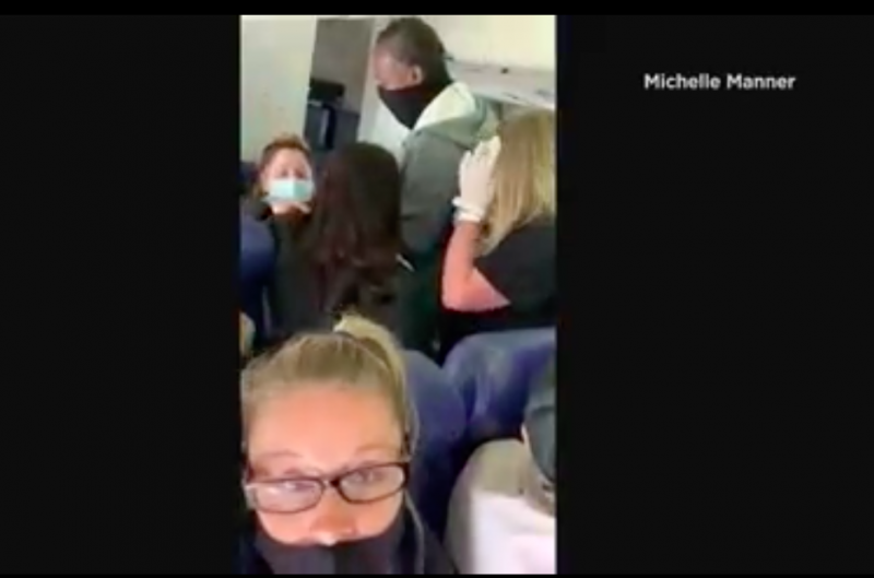 Összevesztek a kötelező maszkviselésen, egy nő kiverte egy légiutas-kísérő fogait – videó