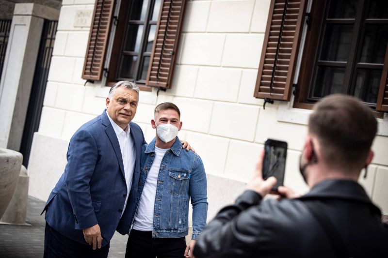 Túl az ötmillión: maszk nélkül fotózkodott a járókelőkkel az ünneplő Orbán