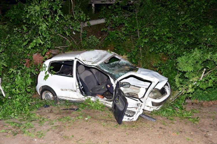 A rendőrség kerítését áttörve landolt az engedély nélkül elhozott autó Debrecenben