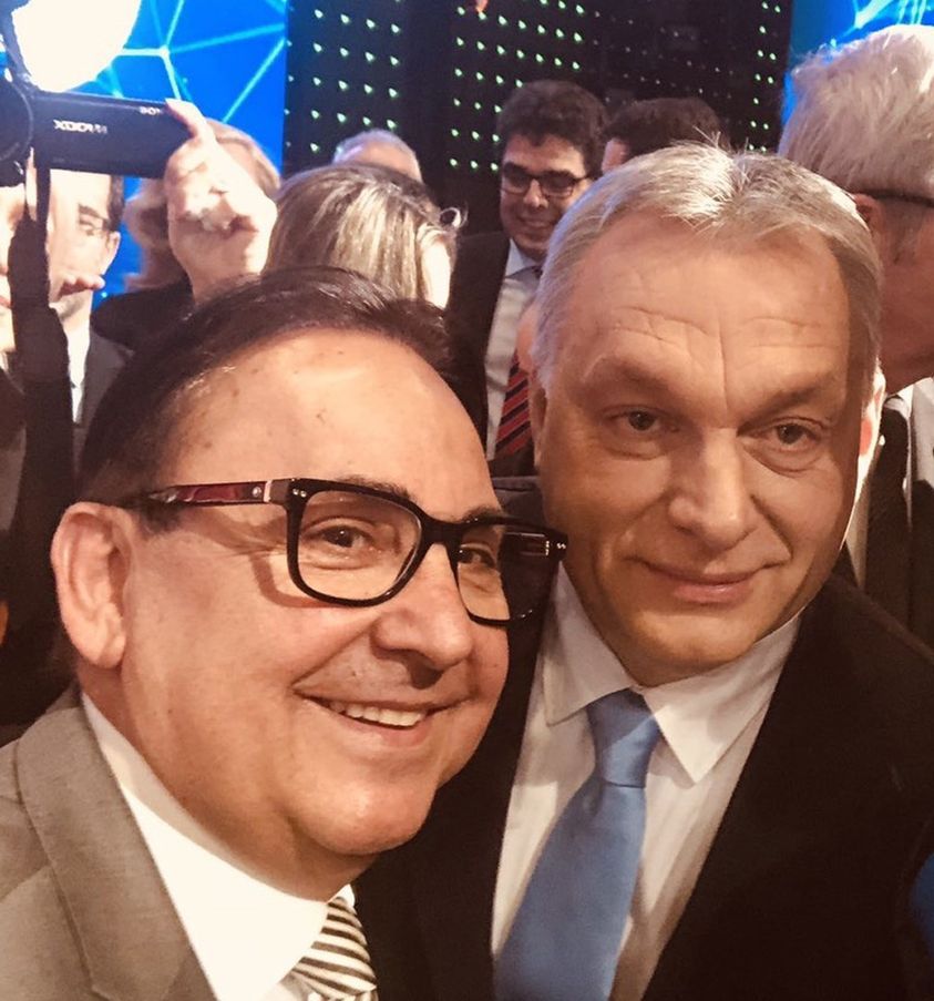 Fásy Ádám dallal és közös fotóval köszöntötte a születésnapos Orbán Viktort