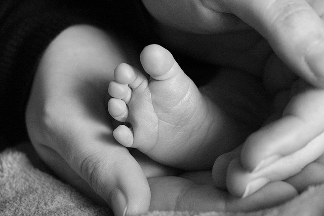 Tragédia! Otthon szülésnél halt meg egy újszülött a budaörsi dúlalakásban, nyomoz a rendőrség