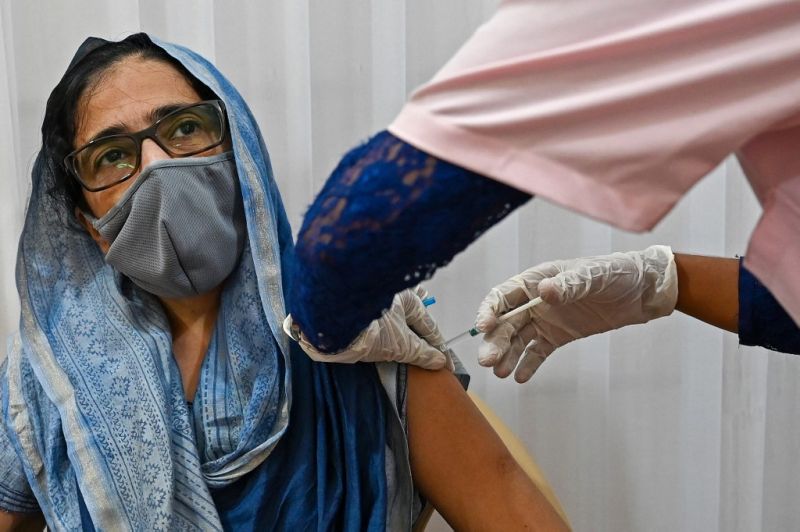 A szomszéd országokba már elért az indiai mutáns vírus, Angliában a nyitást veszélyezteti
