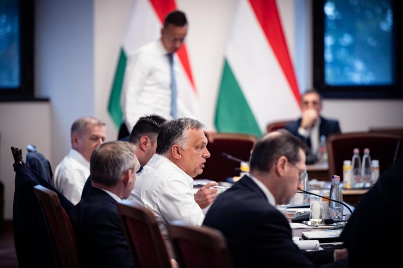 Szabályt szegett Orbán? Posztolt egy képet a kormányülésről – se maszk, se távolságtartás 