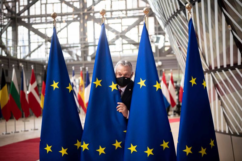 Orbán bebújt az EU zászlói mögé és onnan üzent – mutatjuk
