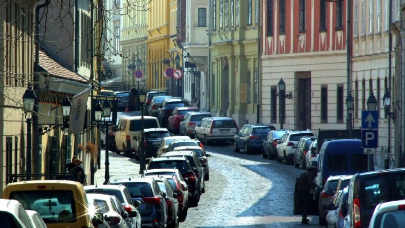 Egy fideszes nagyvárosban egy héttel tovább tart az ingyenes parkolás