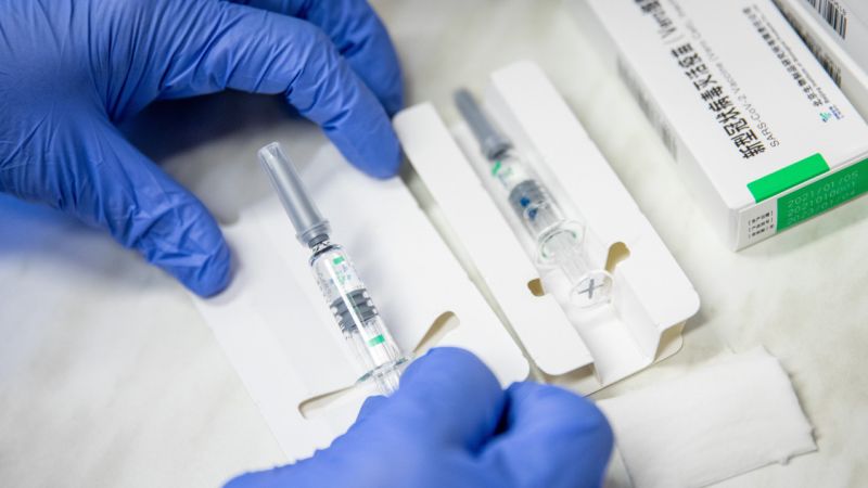 Hadházy szerint "bűnt" követ el a kormány, egyre több a kérdés a Sinopharm vakcina körül