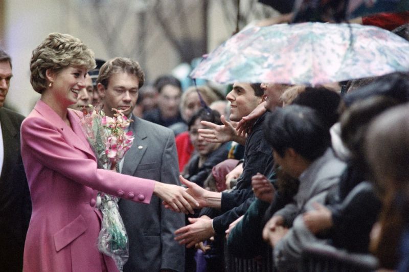 A britek felháborodtak, hogy Károly herceg nem rója le kegyeletét Diana emléke előtt 
