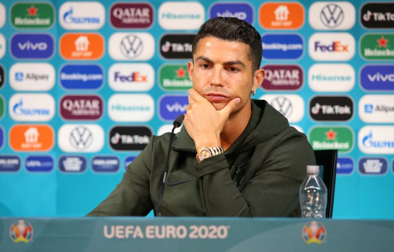 Az UEFA is megszólalt Ronaldo kólatologatásával kapcsolatban – Figyelmeztették a többi focistát