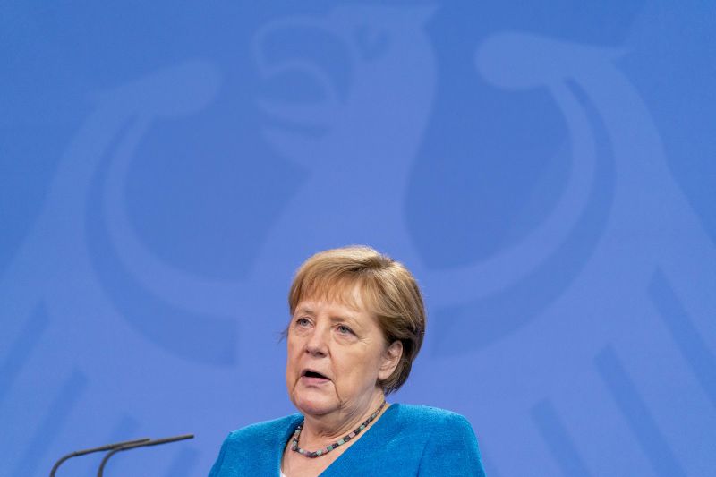 Merkel: "nem fér össze a politikáról alkotott elképzelésemmel, hogy korlátozzák a felvilágosítást az azonos neműek kapcsolatáról"