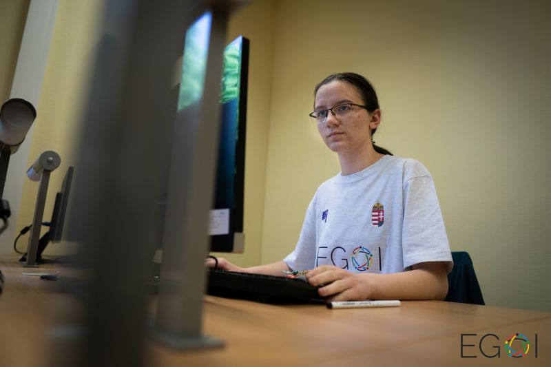 Siker! Ezüstérmet szerzett egy magyar lány az Informatikai diákolimpián