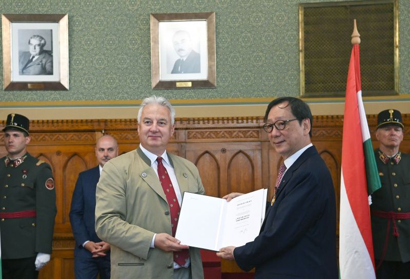 Semjén Zsolt kitüntette Frank Liu Chi-Jent a magyar-kínai kapcsolatok fejlesztéséért