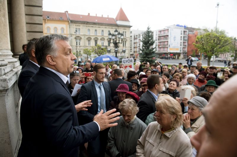40 ezres nyugdíjprémiummal vásárolná meg az idősek szavazatait Orbán