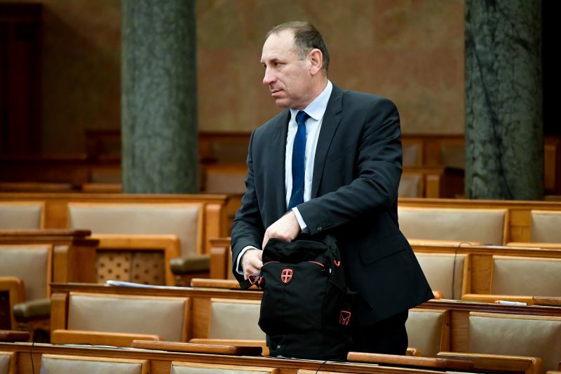 Fideszes képviselő a vádlottak padján: névjegyen közölték a kenőpénz mértékét az alpolgármesterrel