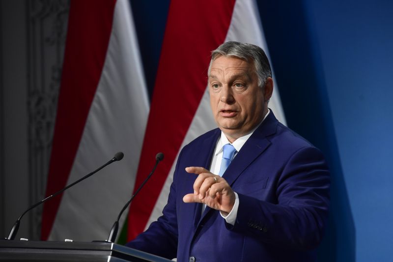 Orbán a diplomatáinkon keresztül akarja rákényszeríteni propagandáját a külföldi sajtóra