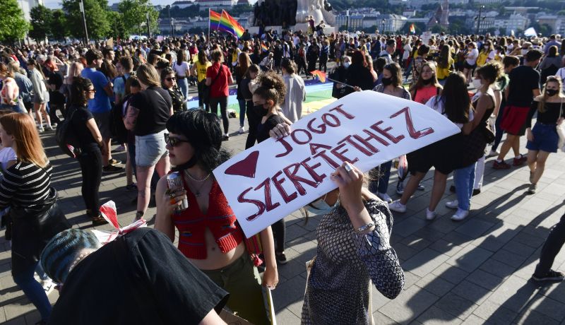 Újabb tömegtüntetést szerveznek ma estére a Fidesz homofób törvénye ellen