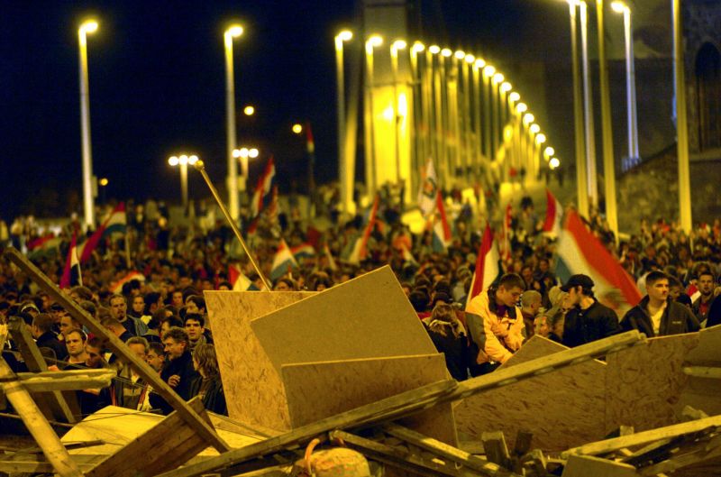 A "Soros és balliberális befolyásolás alatt álló strasbourgi bíróság" ítéletének ellenére is többszázezret kapnak a 2006-os tüntetésben megsérültek
