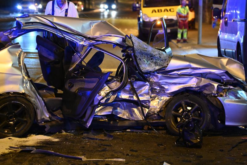Baleset Budapesten: két halott, felismerhetetlenségig összetört autók – fotó