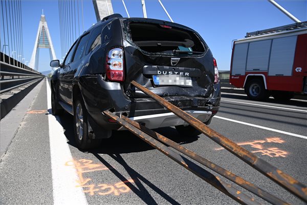 Vasrudak nyársaltak fel egy autót a Megyeri hídon – fotók