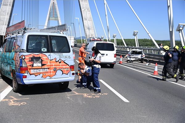 Vasrudak nyársaltak fel egy autót a Megyeri hídon – fotók