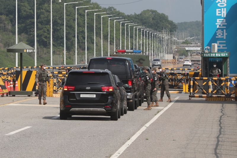 Katonai konvojok lepik el az utakat, lassulhat a forgalom