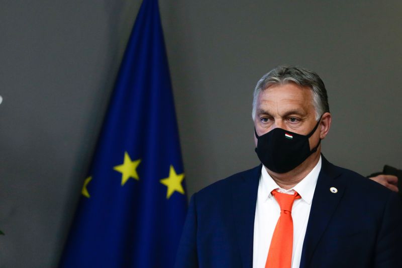 Ellenzék: "Orbán Viktornak semmilyen mandátuma nincs arra, hogy felelőtlen politikájával éket verjen országunk és az Európai Unió közé"