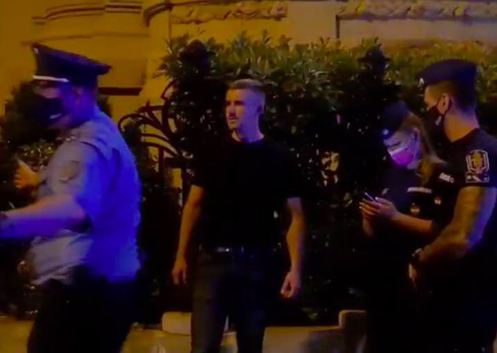 Jakab Péter ismét rendőrök gyűrűjébe került az éjjel – Reggelre azt is megosztotta, miért