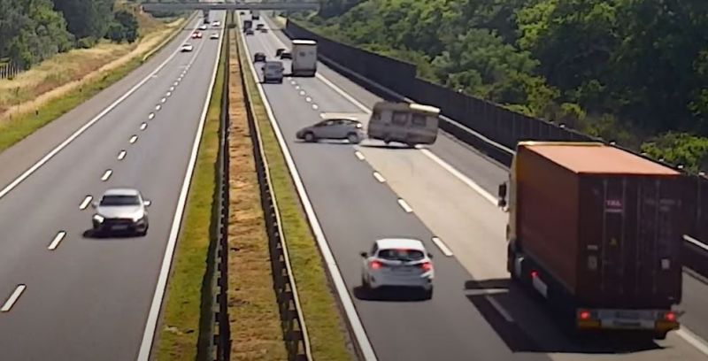 Rommá törte a lakókocsit az M3-as autópályán – videó