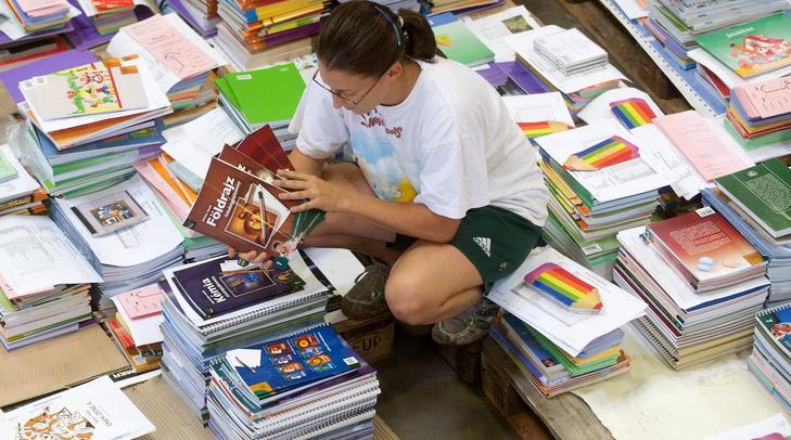 Jön az újabb mutyi – az iskolai tankönyvrendelést is kiszervezheti a kormány