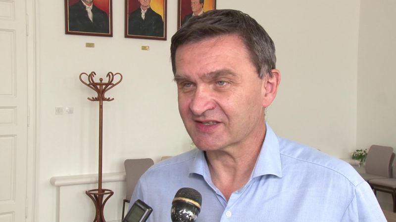 A veszélyhelyzet megszűnése előtt még gyorsan megnyirbálta az ellenzék jogait a fideszes polgármester