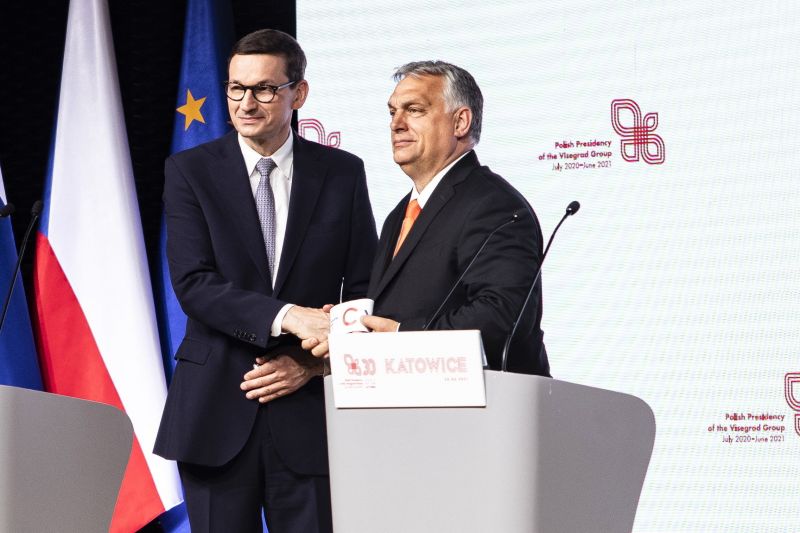 Orbán szerint a világgazdasági változások nyertesei közé kell tartoznunk, majd migránsozott egyet