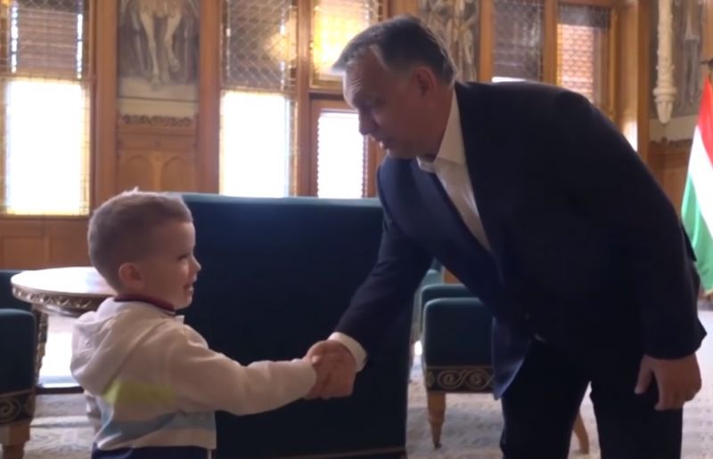 Ezzel a paródiával verhette ki a biztosítékot Orbánnál a youtuber, akit el akartak hallgattatni