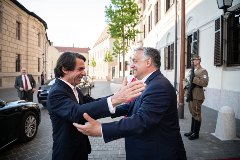 Mosolyogva ölelkezve várta vendégét Orbán – fotó