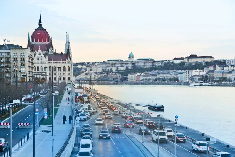 Fél Budapestet lezárják szombaton, érdemes inkább gyalogolni – Ez az oka