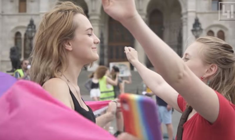 Leszbikus és meleg párok csókolóztak a Kossuth téren – videó 18+