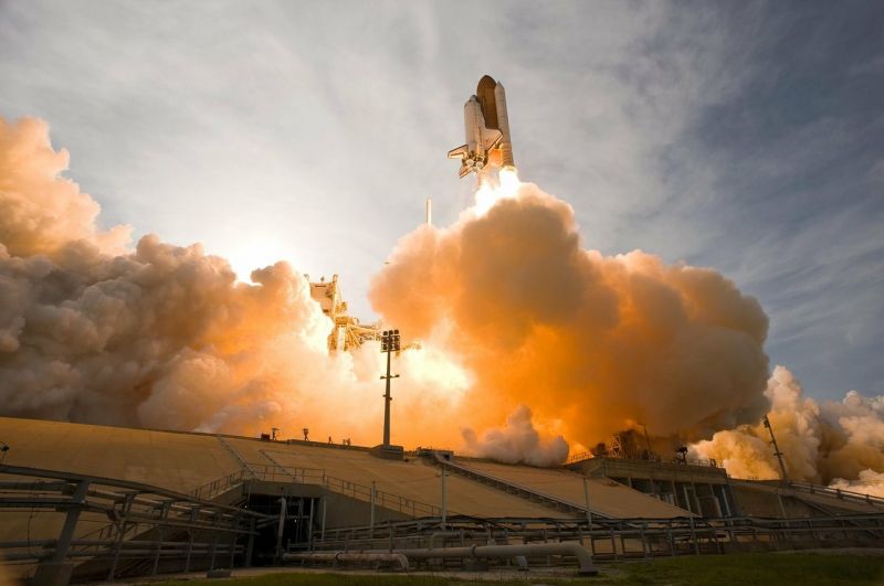 Valaki nyolcmilliárd forintnak megfelelő dollárt fizetett azért, hogy Jeff Bezos mellett repülhessen az űrbe