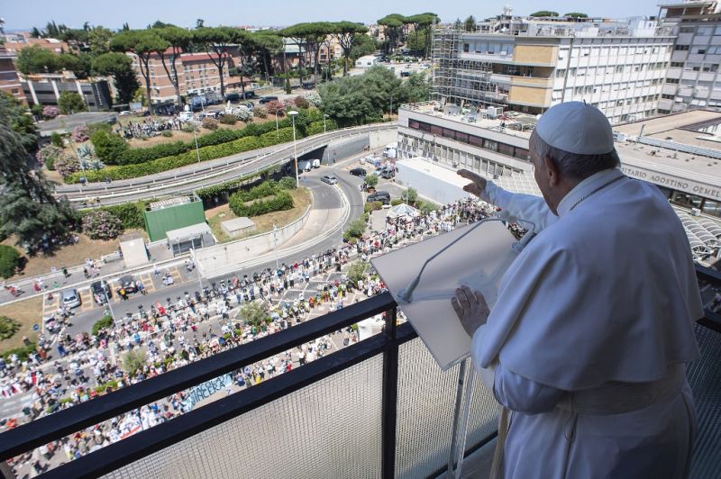 Kórházi erkélyéről mondott misét Ferenc Pápa a műtétje után