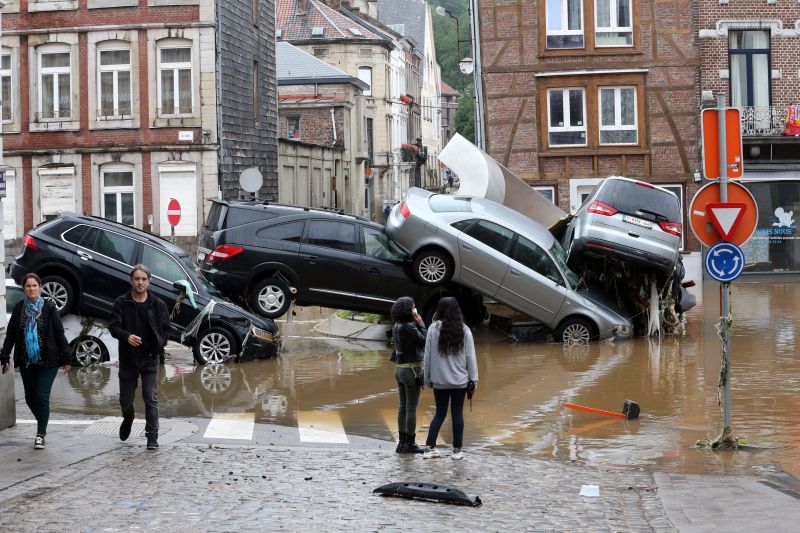 Elképesztő fotókon és videókon Belgium víz alá került városai – Az áradás hatalmas károkat okozott