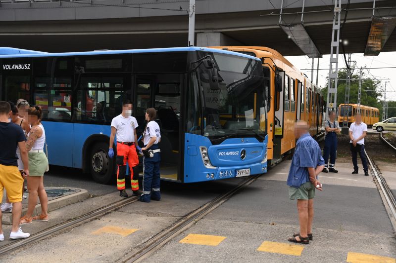 Villamos ütközött busszal Budapesten – fotó