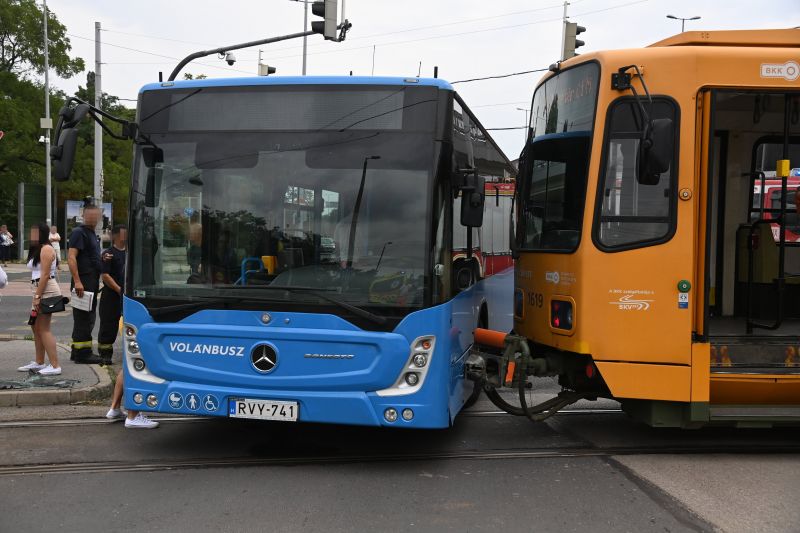 Villamos ütközött busszal Budapesten – fotó
