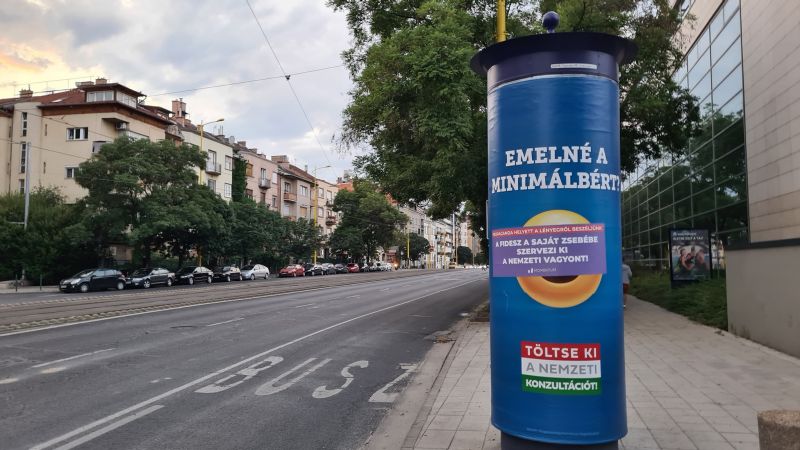 Itt a Momentum válasza: városszerte kiegészítgették a kormány emoji-plakátkampányát