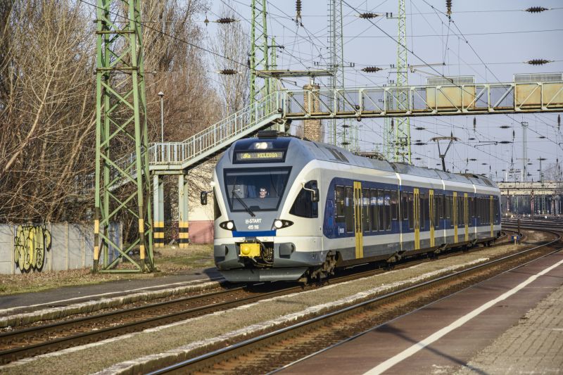Borzasztó baleset: vonat gázolt embert Budapesten, ezen a vonalon késnek a szerelvények