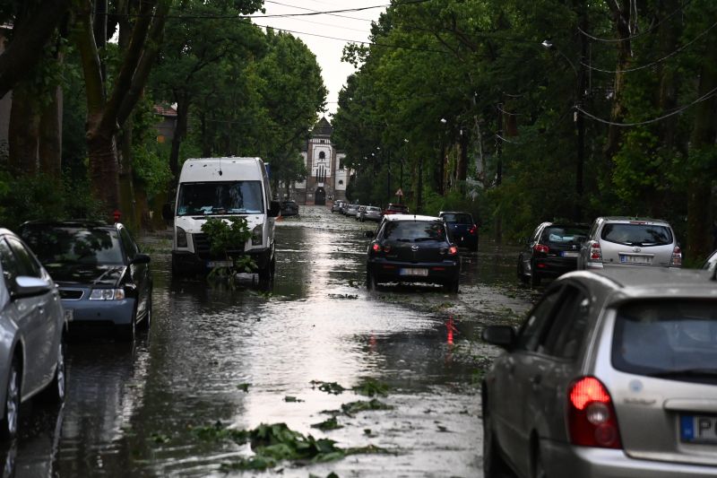 Egyre vadabb a csütörtöki vihar: Szabolcsban házakra csapott le a villámlás